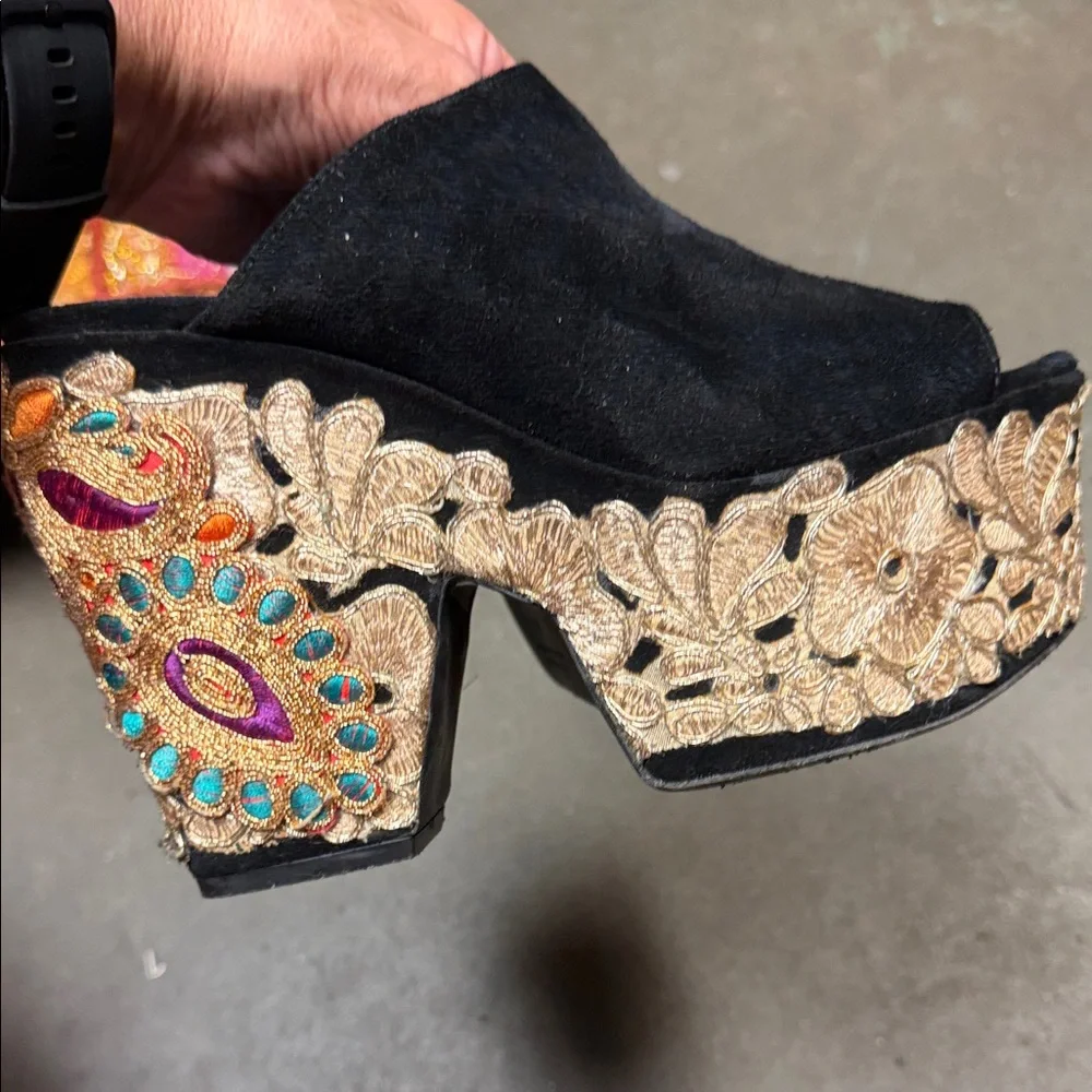 Steve Madden Black Mules with Gold Platform - Picture 6 of 7